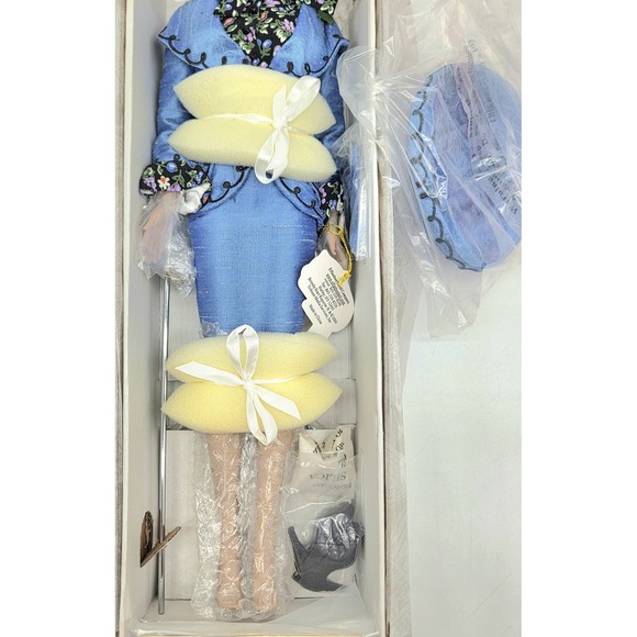 Tonner-Brenda Starr 16Doll Celebration in Silk BS9402 NEW IN BOX with shipper